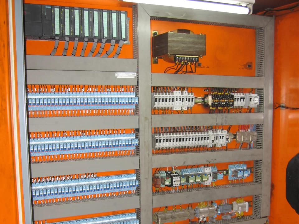 https://basesistemas.com/nueva/wp-content/uploads/2023/08/AUTOMATIZACION-DEL-TRANSPORTE-DE-LA-BOBINADORA-EN-MAQUINA-DE-PAPEL